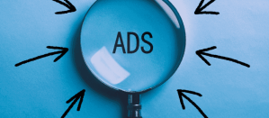 Vergrootglas met het woord "Ads" op een blauwe achtergrond met zwarte pijlen eromheen.