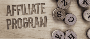 Houten achtergrond met de tekst "Affiliate Program" en ronde houten letters met zwarte tekens.