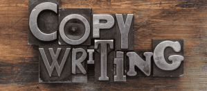 Het woord "COPYWRITING" gevormd met metalen drukletters op een houten achtergrond, klassieke stijl.