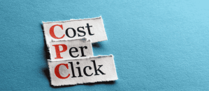 Verscheurde papiertjes met 'Cost Per Click' op blauwe achtergrond, symbool voor online adverteren.