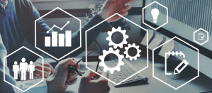 Zakelijke bespreking met digitale pictogrammen voor strategie, data en samenwerking.