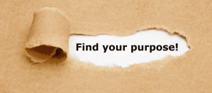 Gescheurd bruin papier onthult de tekst "Find your purpose!" in zwarte letters, focus op motivatie.