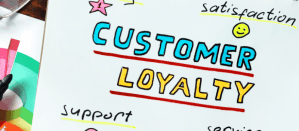 Notitieboek met de tekst 'Pricing Strategy' onderstreept in groen, omringd door kleurrijke schetsen.