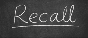 Het woord "Recall" geschreven met krijt op een zwart schoolbord, onderstreept.