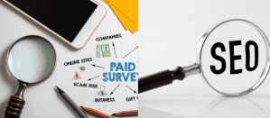 Vergrootglas en schets van betaalde enquêtes en SEO-elementen op een wit papier.