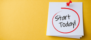 Notitie met de tekst "Start Today!" omcirkeld in rood, bevestigd met een punaise op een gele achtergrond.