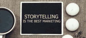 Bord met de tekst "Storytelling is the best marketing" naast een kop koffie en kaarsen op een juten achtergrond.