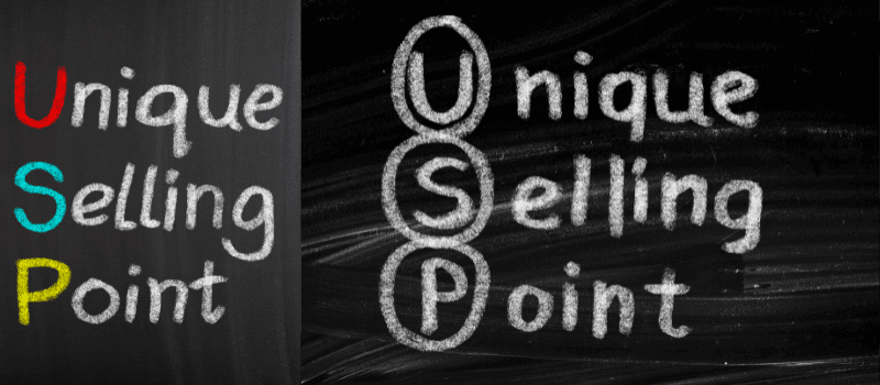 Twee ontwerpen van USP (Unique Selling Point) in gekleurde en omlijnde krijtletters op zwart krijtbord.