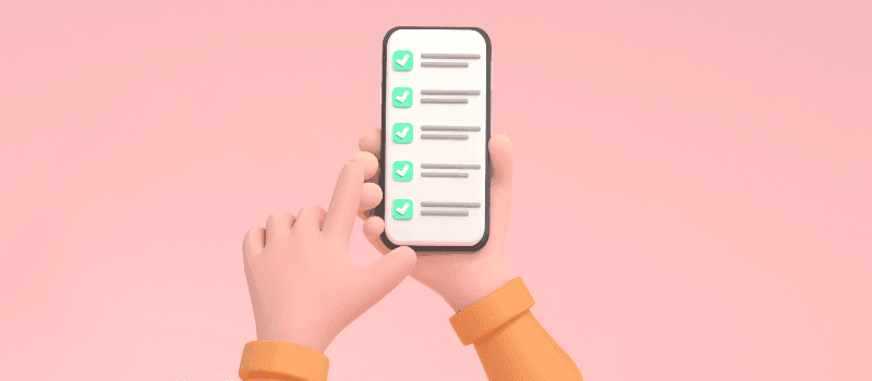 3D-illustratie van handen die een smartphone vasthouden met een checklist en groene vinkjes op het scherm.