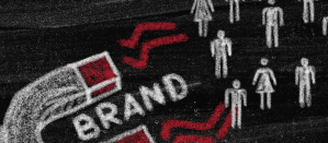 Branding en marketingstrategie met pijlen en figuren op zwart bord.