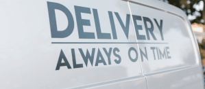 Belettering op bestelwagen met de tekst "Delivery Always On Time"