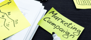 Marketing campagne notities op bureau met post-its