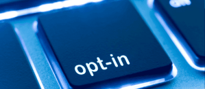 Close-up van een toetsenbord met een blauwe toets met de tekst "opt-in".