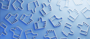 Blauwe achtergrond met witte social media duim omhoog en omlaag iconen.