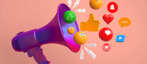 Megafon met social media iconen zoals likes, reacties en emoji's op roze achtergrond.