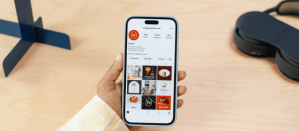 Hand houdt smartphone vast met een open Instagram-profiel op het scherm.