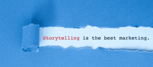 Gescheurd blauw papier onthult de tekst "Storytelling is the best marketing" op een witte achtergrond.