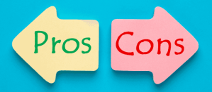 Twee pijlvormige borden met de woorden "Pros" en "Cons" op een blauwe achtergrond.