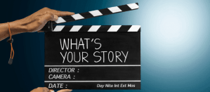 Hand houdt een filmklapper vast met de tekst "What’s your story" tegen een blauwe achtergrond.