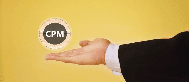 Hand houdt CPM-symbool vast tegen gele achtergrond als advertentieconcept