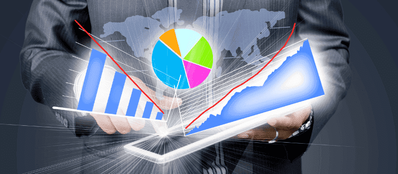Zakenman gebruikt tablet met digitale grafieken, staafdiagram en cirkeldiagram, focus op data-analyse