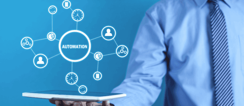 Man houdt tablet vast met digitaal automation-netwerk en iconen, focus op marketing automatisering