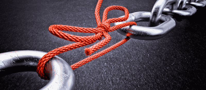 Rode touwlus verbindt twee metalen schakels als linkbuilding-metafoor
